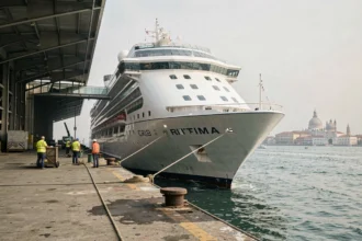 Grand bateau de croisière amarré au terminal Marittima de Venise avec la skyline vénitienne en arrière-plan