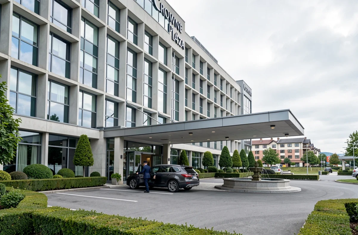 Façade majestueuse du Crowne Plaza Marne-la-Vallée avec entrée élégante et personnel d'accueil en uniforme
