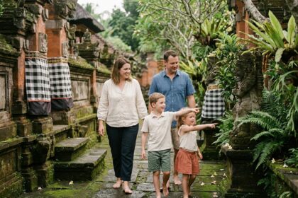 Famille avec enfants explorant un temple balinais traditionnel entouré de végétation tropicale à Bali