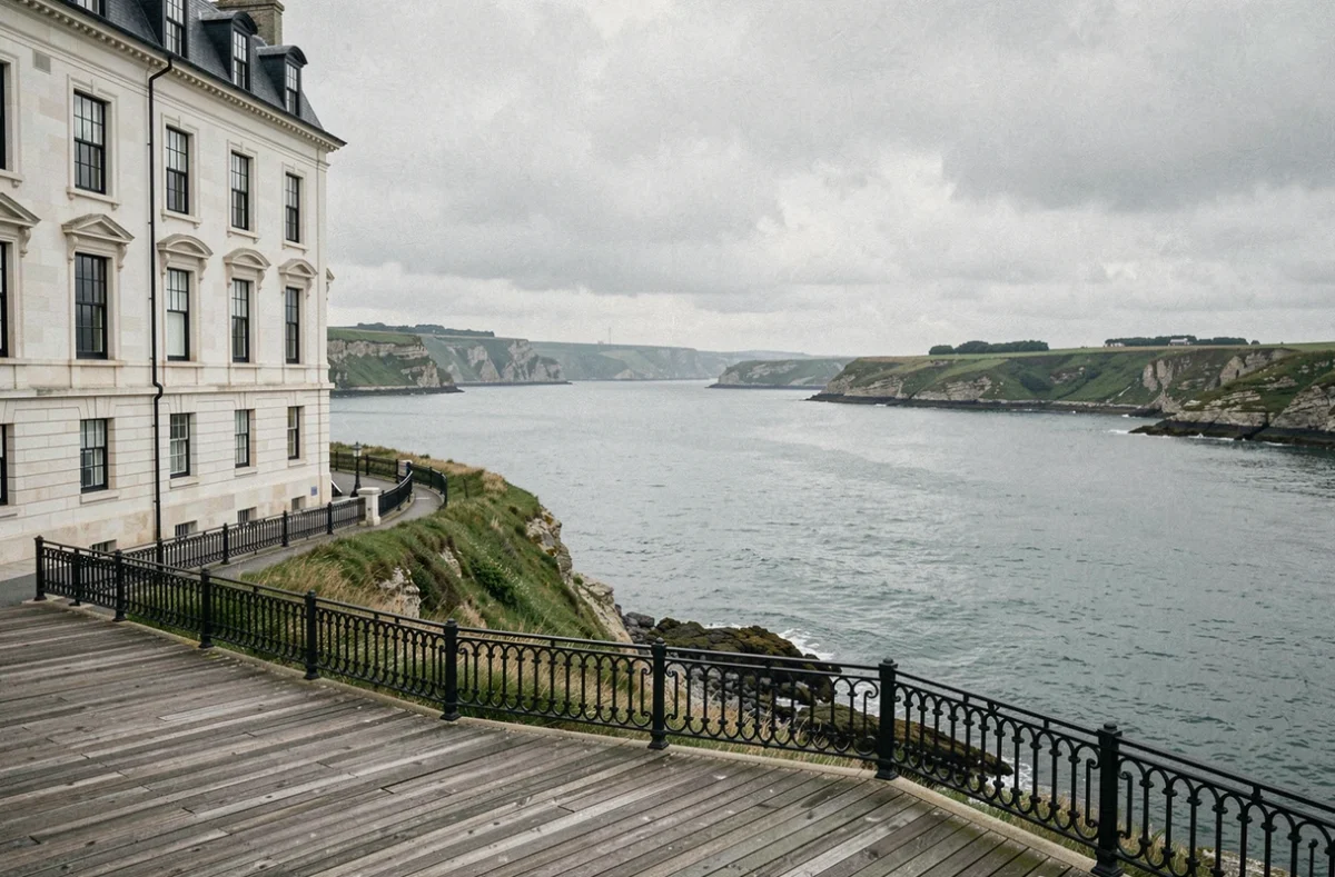 Vue panoramique sur la côte normande avec une façade d'hôtel historique dominant la Manche sous un ciel nuageux typique de la région
